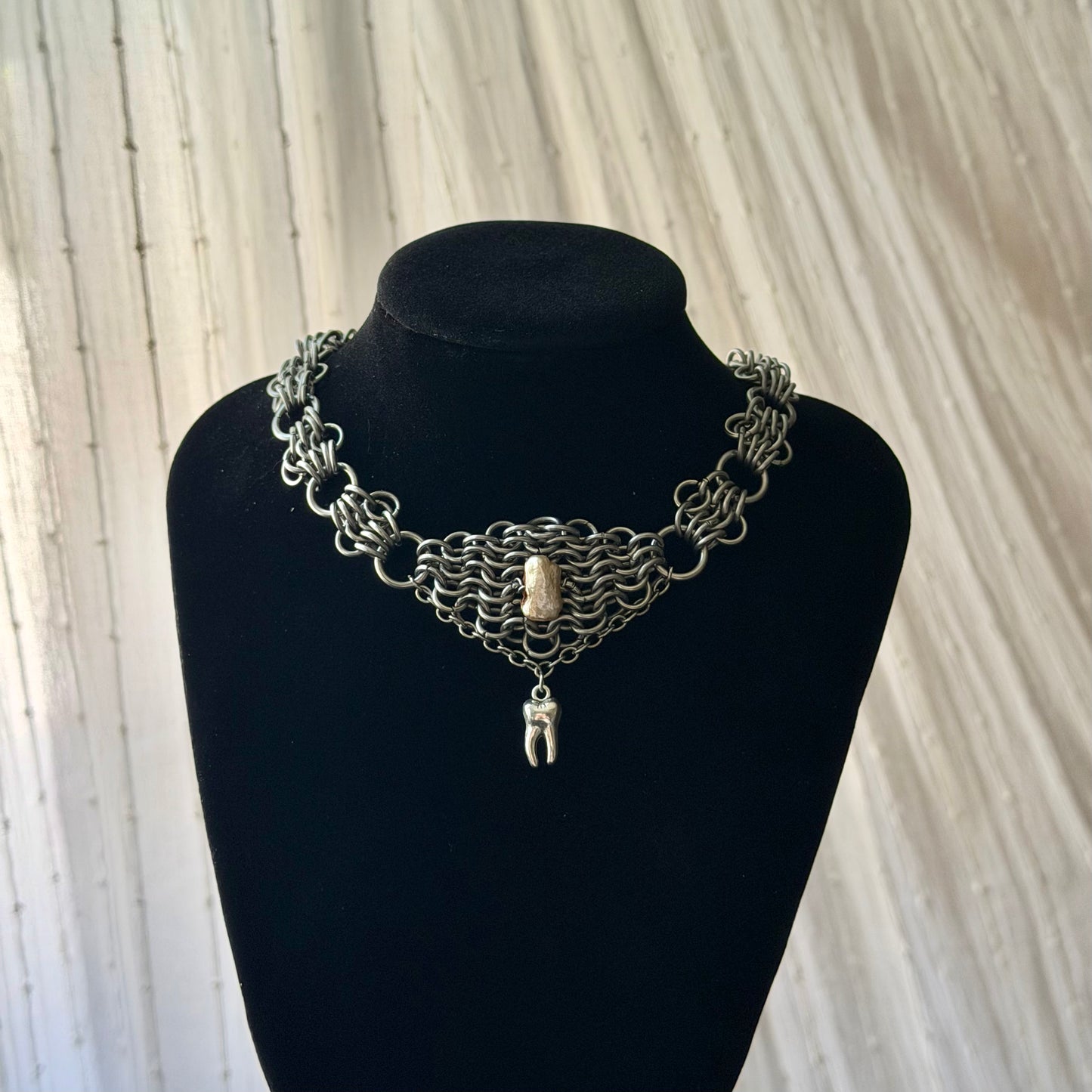 toothy choker