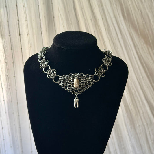 toothy choker