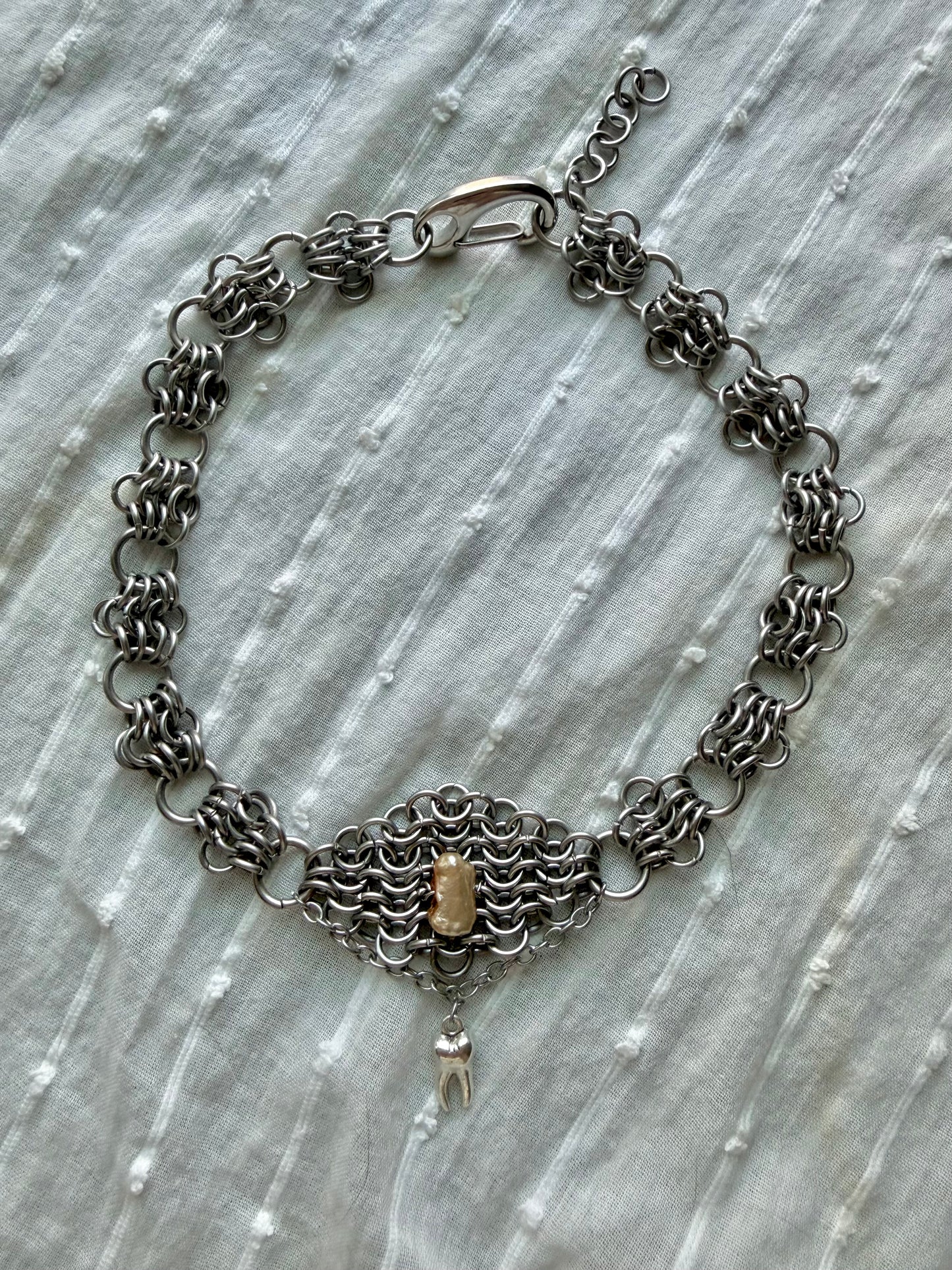 toothy choker